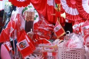 Banderas y escarapelas en el mercado central de Lima