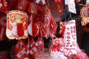 Banderas y escarapelas en el mercado central de Lima